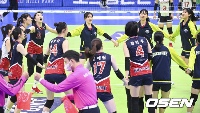 경기종료후 현대건설 선수들이 승리의 기쁨을 나누고 있다. 2021.12.22 / soul1014@osen.co.kr