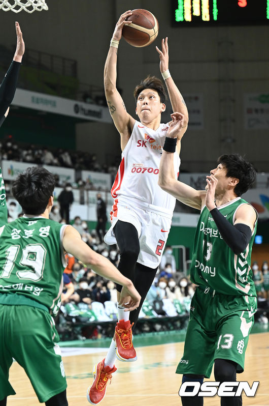 22일 강원도 원주시 명룬동 원주종합운동장에서 ‘2021-2022 KGC 인삼공사 정관장 프로농구’ 원주DB와 서울SK의 경기가 열렸다 . 3쿼터, SK 최준용이 점프슛을 하고 있다. 2021.12.22 /ksl0919@osen.co.kr