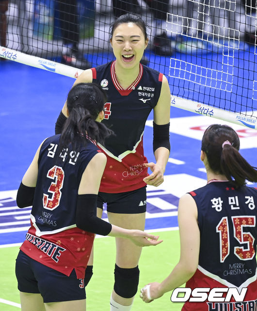 2세트 현대건설 양효진이 득점 올리고 미소 짓고 있다. 2012.12.22 / soul1014@osen.co.kr