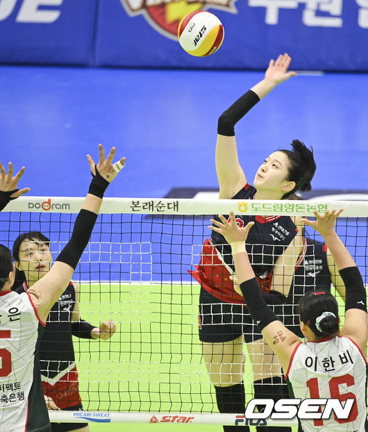 1세트 현대건설 이다현이 백어택 공격을 하고 있다. 2012.12.22 / soul1014@osen.co.kr