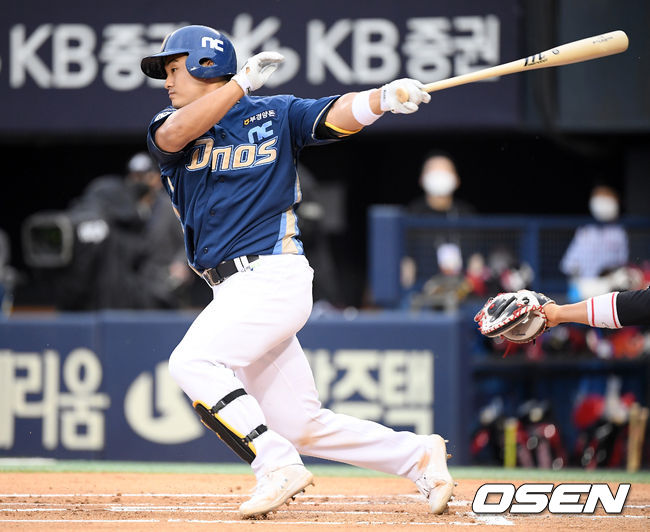 NC 다이노스에서 뛰던 강진성이 FA 박건우 보상 선수로 두산 유니폼을 입는다.  / OSEN DB