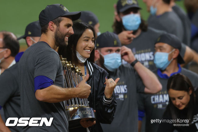 [사진] 지난 2020년 월드시리즈에서 우승한 뒤 커미셔너 트로피를 함께 들어보이고 기념촬영을 하고 있는 크리스 테일러와 여자친구 메리 켈러. ⓒGettyimages(무단전재 및 재배포 금지)
