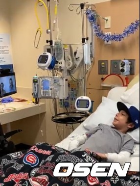 [사진]LA 아동병원의 크리스티안이라는 어린이 환자가 화상을 통해 크리스 테일러-매리 켈러 커플과 대화를 나누고 있다. <LA 아동병원 공식 트위터 캡처>