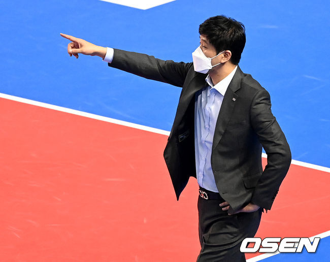 1세트, 한국도로공사 김종민 감독이 작전 지시를 내리고 있다. 2021.12.23 / dreamer@osen.co.kr