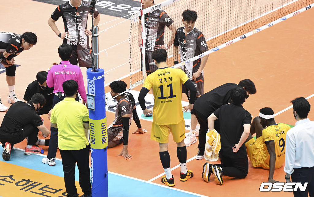 23일 오후 경기도 의정부체육관에서 ‘도드람 2021-2022 V-리그’ 남자부 KB손해보험와 OK금융그룹의 경기가 진행됐다.4세트 OK금융그룹 레오와 KB손해보험 케이타가 충돌한 뒤 쓰러져 있다. 2021.12.23 / soul1014@osen.co.kr