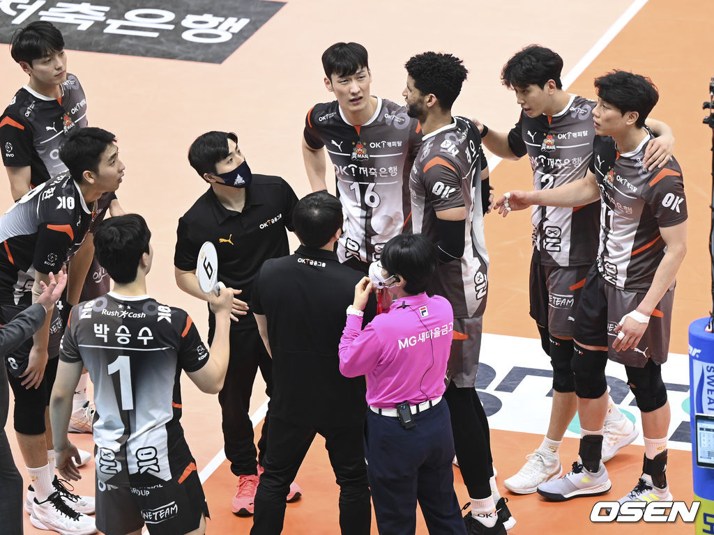 23일 오후 경기도 의정부체육관에서 ‘도드람 2021-2022 V-리그’ 남자부 KB손해보험와 OK금융그룹의 경기가 진행됐다.4세트 OK금융그룹 레오가 KB손해보험 케이타와 충돌후 교체아웃되고 있다  2021.12.23 / soul1014@osen.co.kr