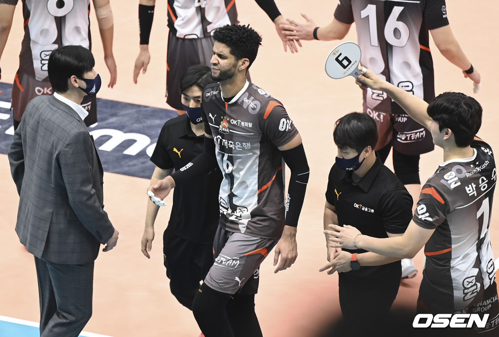 23일 오후 경기도 의정부체육관에서 ‘도드람 2021-2022 V-리그’ 남자부 KB손해보험와 OK금융그룹의 경기가 진행됐다.4세트 OK금융그룹 레오가 KB손해보험 케이타와 충돌후 교체아웃되고 있다  2021.12.23 / soul1014@osen.co.kr