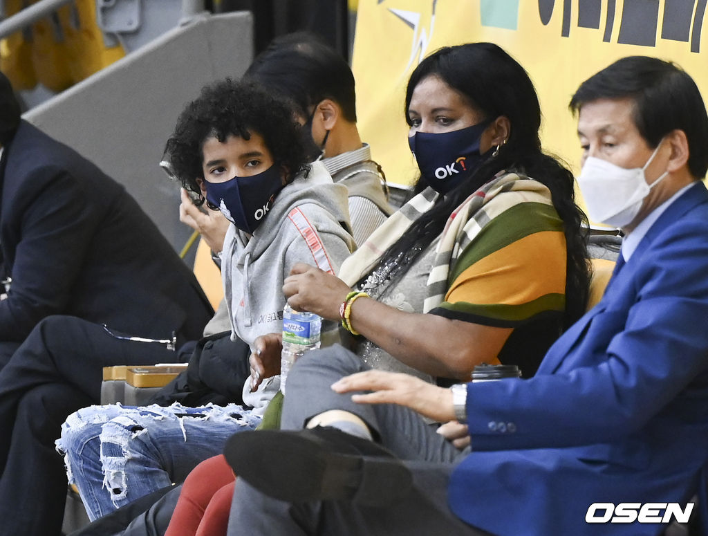 23일 오후 경기도 의정부체육관에서 ‘도드람 2021-2022 V-리그’ 남자부 KB손해보험와 OK금융그룹의 경기가 진행됐다.4세트 OK금융그룹 레오의 가족들이 레오의 부상을 걱정하고 있다.   2021.12.23 / soul1014@osen.co.kr