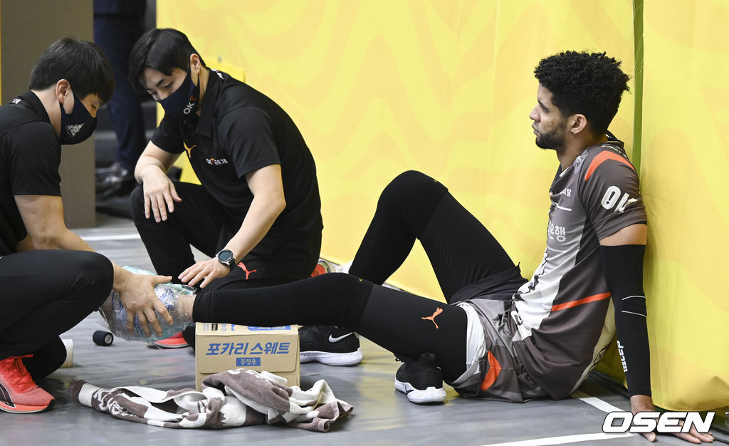 23일 오후 경기도 의정부체육관에서 ‘도드람 2021-2022 V-리그’ 남자부 KB손해보험와 OK금융그룹의 경기가 진행됐다.4세트 KB손해보험 케이타와 충돌로 부상당한 OK금융그룹 레오가 아이싱 하고 있다.   2021.12.23 / soul1014@osen.co.kr