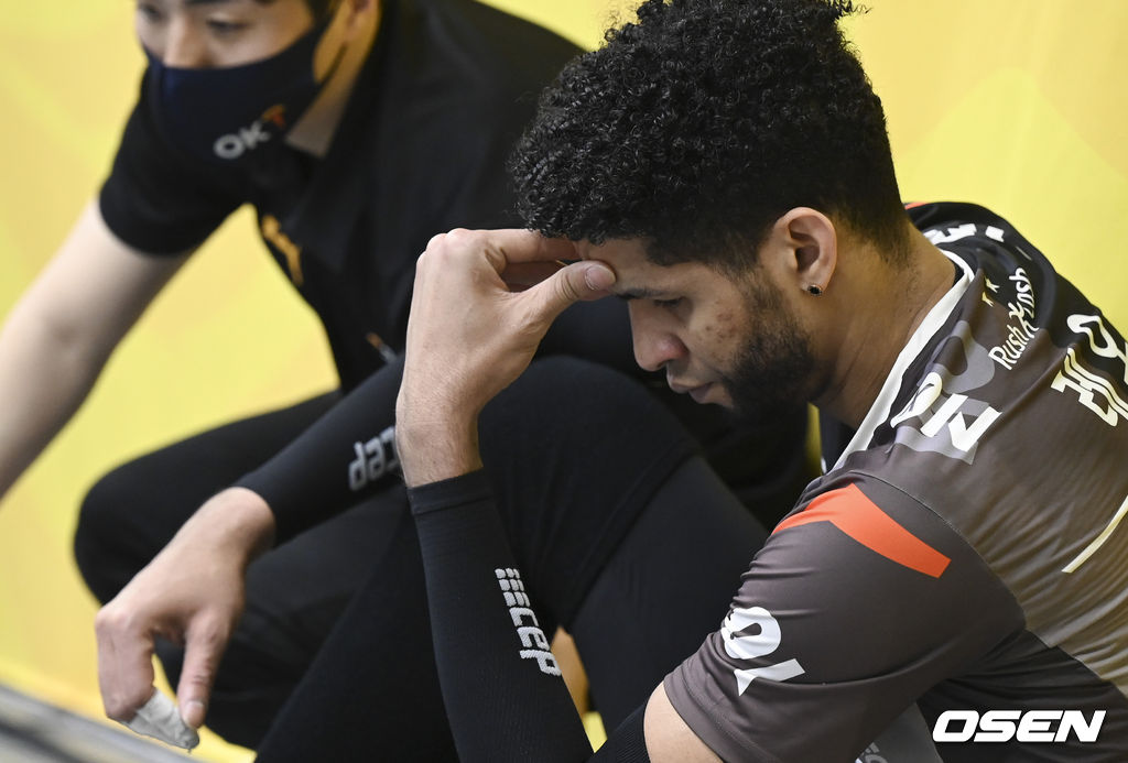 23일 오후 경기도 의정부체육관에서 ‘도드람 2021-2022 V-리그’ 남자부 KB손해보험와 OK금융그룹의 경기가 진행됐다.4세트 KB손해보험 케이타와 충돌로 부상당한 OK금융그룹 레오가 아이싱을 하며 안타까운 표정을 짓고 있다.   2021.12.23 / soul1014@osen.co.kr