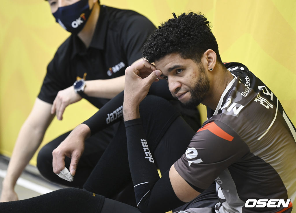 23일 오후 경기도 의정부체육관에서 ‘도드람 2021-2022 V-리그’ 남자부 KB손해보험와 OK금융그룹의 경기가 진행됐다.4세트 KB손해보험 케이타와 충돌로 부상당한 OK금융그룹 레오가 아이싱을 하며 안타까운 표정을 짓고 있다.   2021.12.23 / soul1014@osen.co.kr