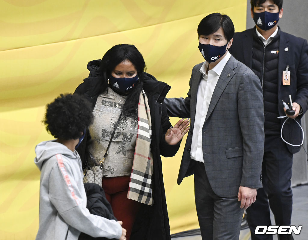 경기종료 후 OK금융그룹 석진욱 감독이 부상 당한 레오의 가족을 독려하고 있다.  2021.12.23 / soul1014@osen.co.kr