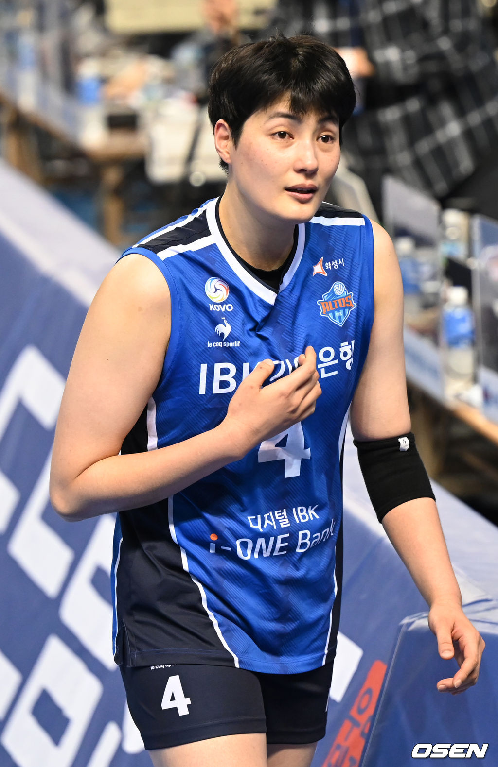 경기를 마치고 IBK기업은행 김희진이 패배를 아쉬워하며 코트를 나서고 있다. 2021.12.23 / dreamer@osen.co.kr