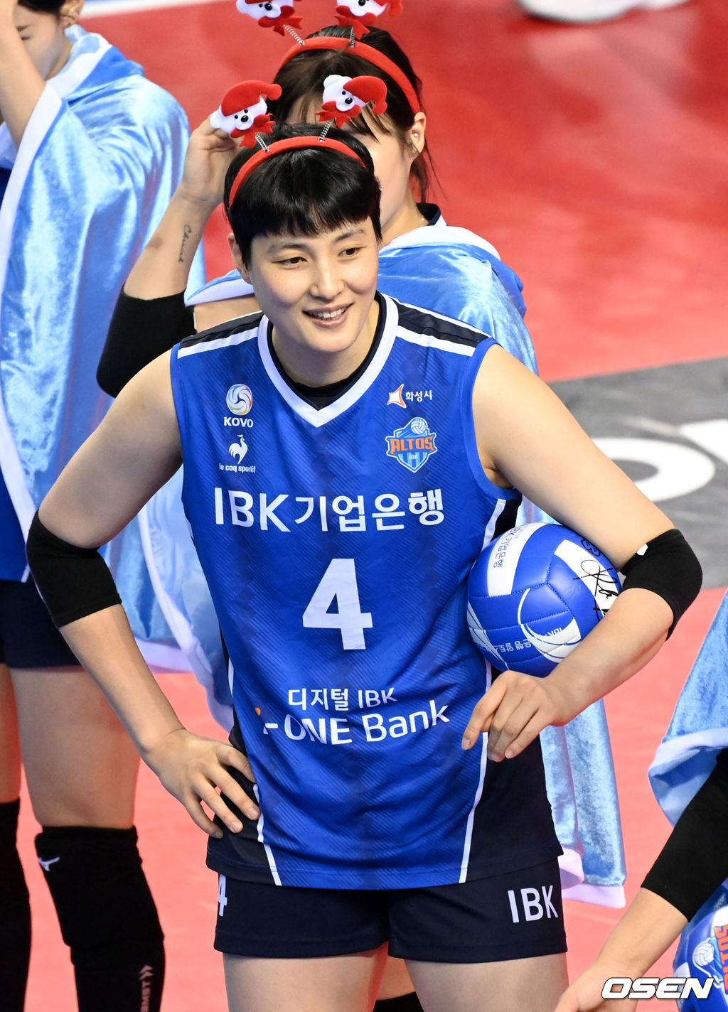 23일 오후 경기도 화성종합경기타운 실내체육관에서 ‘도드람 2020-2021 V-리그’ 여자부 IBK기업은행과 한국도로공사의 경기가 열렸다.경기 시작을를 앞두고 크리스마스를 맞아 산타 모자를 쓴 IBK기업은행 김희진이 미소짓고 있다. 2021.12.23 / dreamer@osen.co.kr