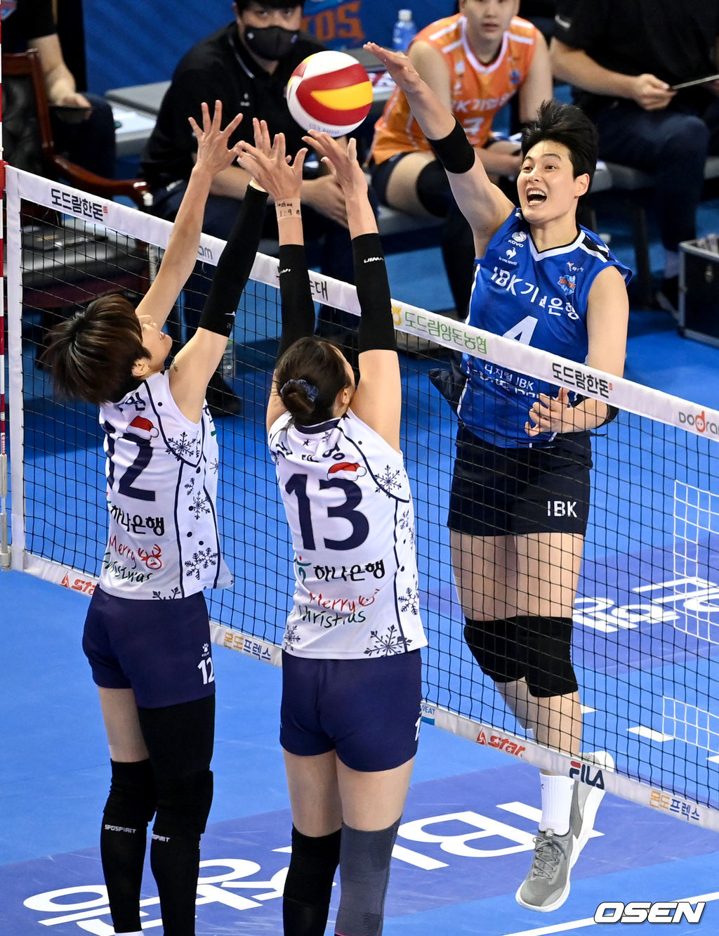 1세트, IBK기업은행 김희진이 공격을 시도하고 있다. 2021.12.23 / dreamer@osen.co.kr