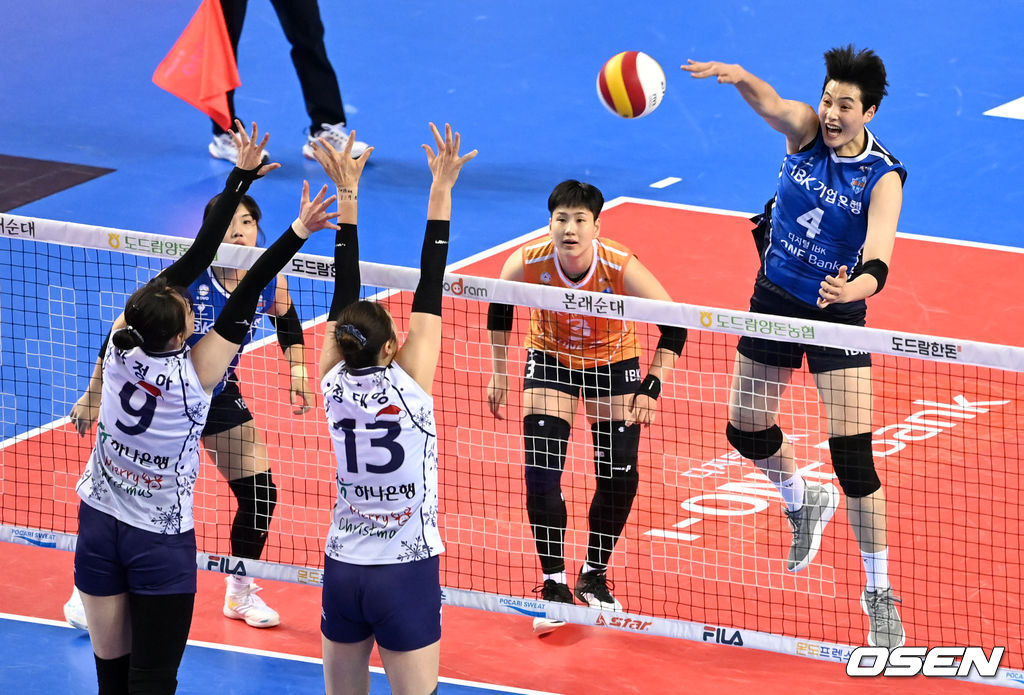 2세트, IBK기업은행 김희진이 공격을 시도하고 있다. 2021.12.23 / dreamer@osen.co.kr