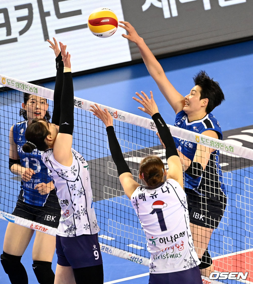 2세트, IBK기업은행 김희진이 공격을 시도하고 있다. 2021.12.23 / dreamer@osen.co.kr