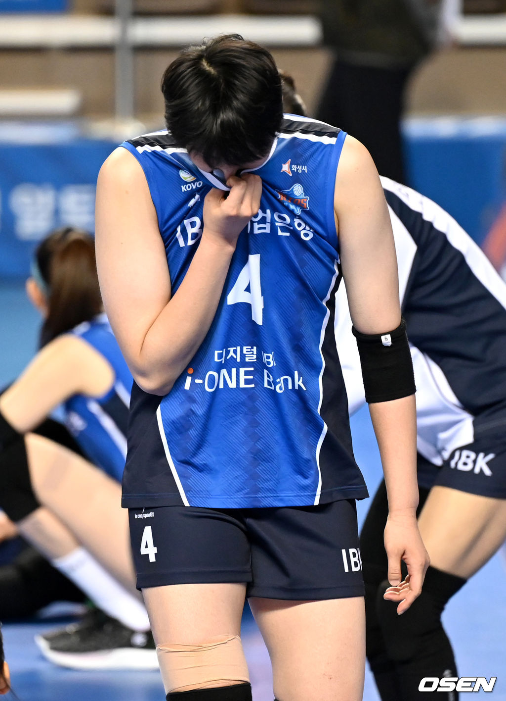 경기를 마치고 IBK기업은행 김희진이 패배를 아쉬워하며 코트를 빠져나가고 있다. 2021.12.23 / dreamer@osen.co.kr