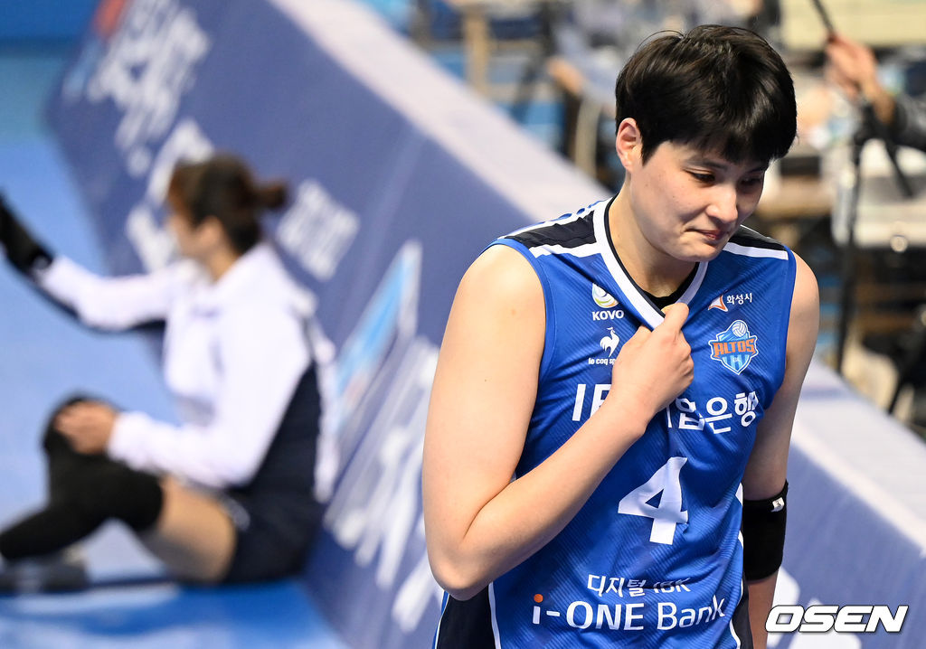 경기를 마치고 IBK기업은행 김희진이 패배에 아쉬워하며 코트를 빠져나가고 있다. 2021.12.23 / dreamer@osen.co.kr