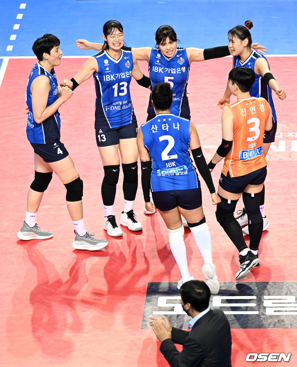 접전 끝에 2세트를 잡아낸 IBK기업은행 선수들이 기뻐하고 있다. 2021.12.23 / dreamer@osen.co.kr
