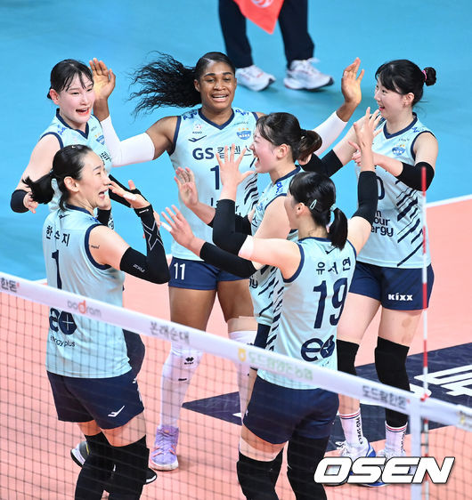 15일 오후 서울 중구 장충체육관에서 ‘도드람 2021~2022 V-리그’ GS칼텍스와 기업은행의 경기가 열렸다.1세트 득점에 성공한 GS칼텍스 선수들이 환호하고 있다. 2021.12.15 /sunday@osen.co.kr