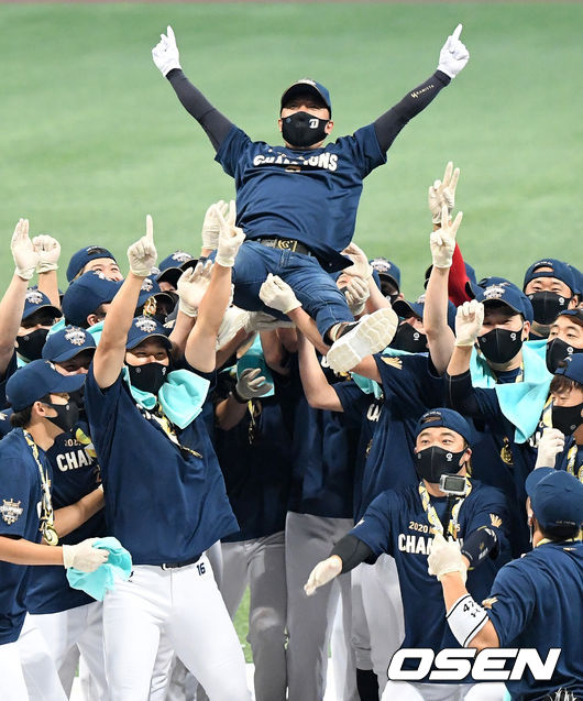 김택진 구단주가 2020시즌 통합우승을 차지하고 헹가래를 받고 있다./OSEN DB