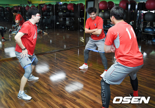 양현종이 스프링캠프에서 후배 임기영과 즐겁게 운동하고 있다./OSEN DB