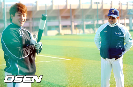 2012년 새해 첫 공식훈련에서 NC 김경문 감독이 나성범의 타격자세를 교정하고 있다. 나성범은 김경문 감독의 추천으로 투수에서 타자로 전향했다./OSEN DB