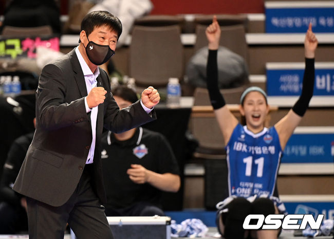 23일 오후 경기도 화성종합경기타운 실내체육관에서 ‘도드람 2020-2021 V-리그’ 여자부 IBK기업은행과 한국도로공사의 경기가 열렸다.4세트, IBK기업은행 김호철 감독이 선수들을 격려하고 있다. 2021.12.23 / dreamer@osen.co.kr