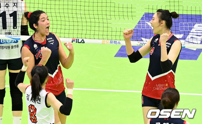 1세트, 현대건설 야스민과 양효진이 득점에 기뻐하고 있다. 2021.12.26 / dreamer@osen.co.kr