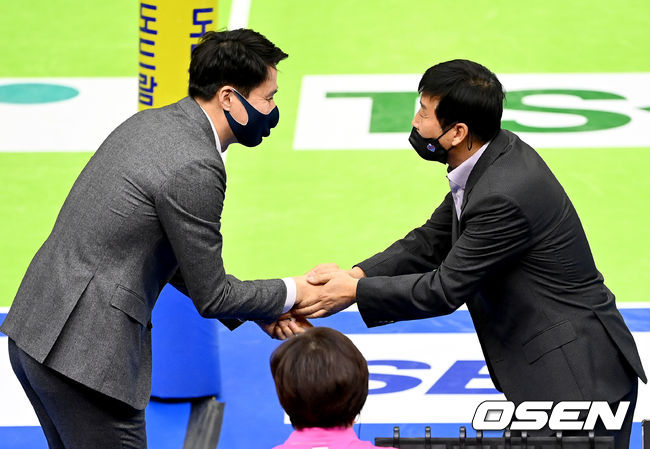 경기 시작을 앞두고 IBK기업은행 김호철 감독(오른쪽)과 현대건설 강성형 감독이 인사를 나누고 있다. 2021.12.26 / dreamer@osen.co.kr