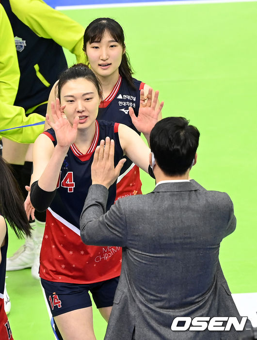 경기를 마치고 승리한 현대건설 양효진과 정지윤이 강성형 감독과 인사를 나누고 있다. 2021.12.26 / dreamer@osen.co.kr