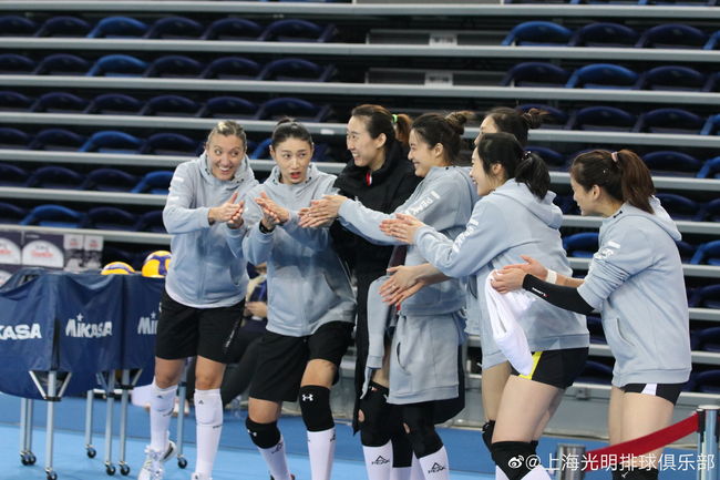 조던 라슨과 김연경(좌측부터)이 웜업존에서 동료들과 응원하고 있다. /상하이 웨이보