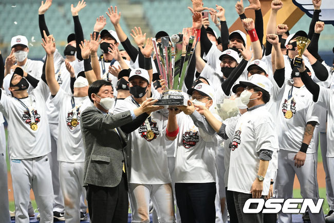 정지택 KBO 총재(앞줄 맨 왼쪽)가 남상봉 KT 대표이사(앞줄 오른쪽 2번째), 염태영 수원시장(앞줄 맨 오른쪽), KT 주장 황재균에게 트로피를 전달하고 있다. /OSEN DB