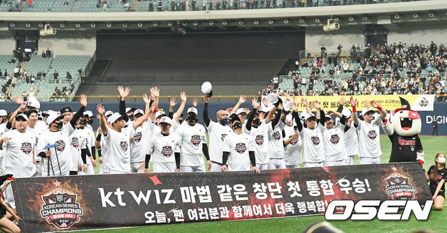 KT 선수단이 팬들에게 인사하고 있다. /OSEN DB