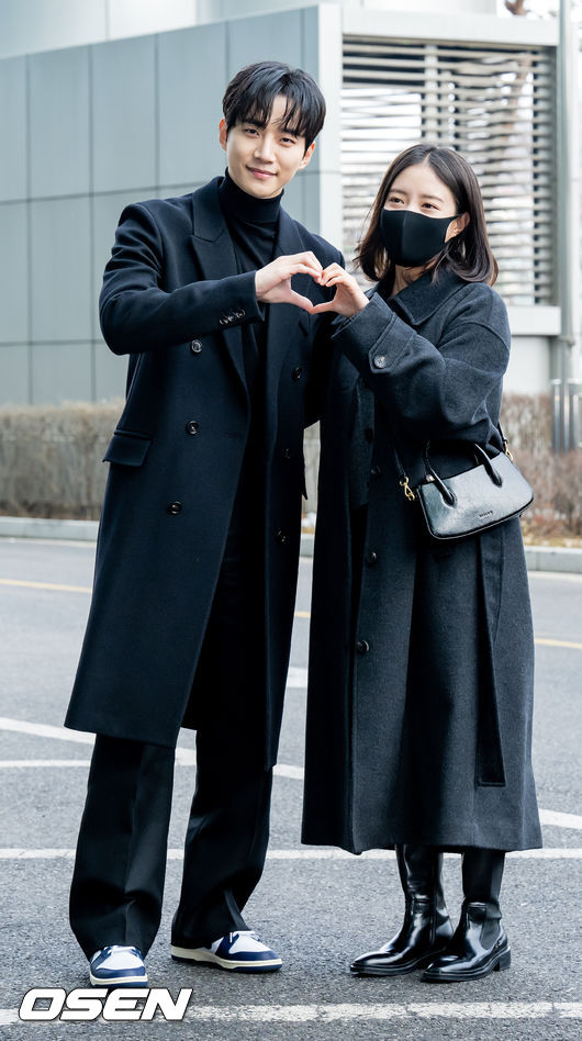 28일 오전 MBC 드라마 ‘옷소매 붉은 끝동’의 주연배우 이준호와 이세영이 서울 마포구 상암동 MBC 신사옥에서 MBC FM4U ‘정오의 희망곡-김신영입니다’ 생방송에 김신영을 대신해 스페셜DJ로 참석했다.
