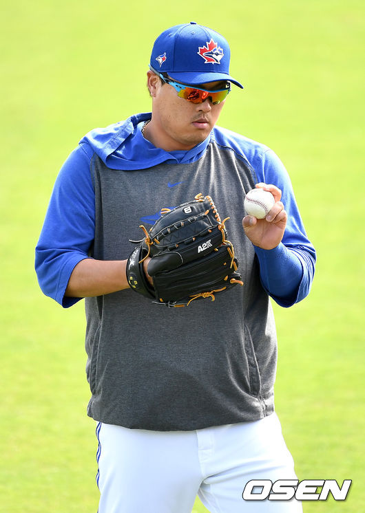 류현진이 외야에서 롱토스로 몸을 풀고 있다. / dreamer@osen.co.kr