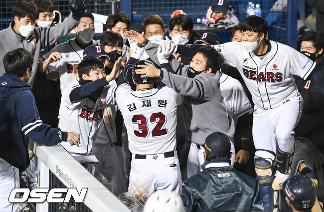 8회말 2사 2루 두산 김재환이 동점 2점 홈런을 날리고 동료들의 축하를 받고 있다. 2021.11.01 / soul1014@osen.co.kr