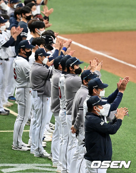 한국시리즈를 마치고 두산 선수들이 도열해 KT 우승을 축하해주고 있다. / OSEN DB