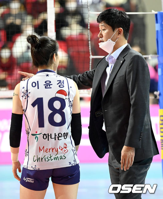 한국도로공사 김종민 감독이 이윤정(왼쪽)에게 작전을 지시하고 있다. /OSEN DB