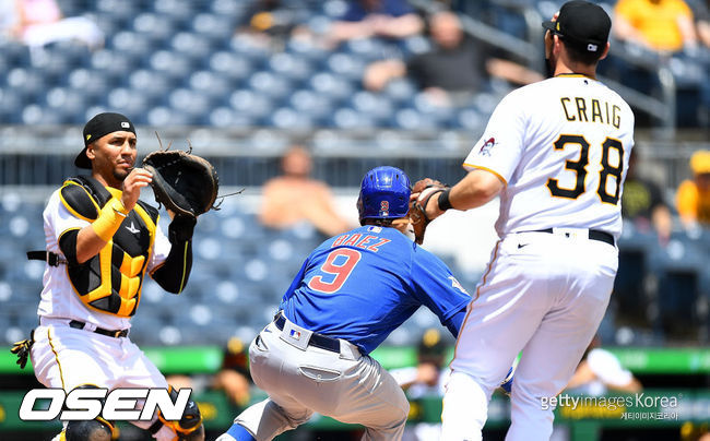 [사진] 윌 크레익(오른쪽)이 하비에르 바에스를 쫓다 포수 마이클 페레스에게 송구하고 있다. ⓒGettyimages(무단전재 및 재배포 금지)