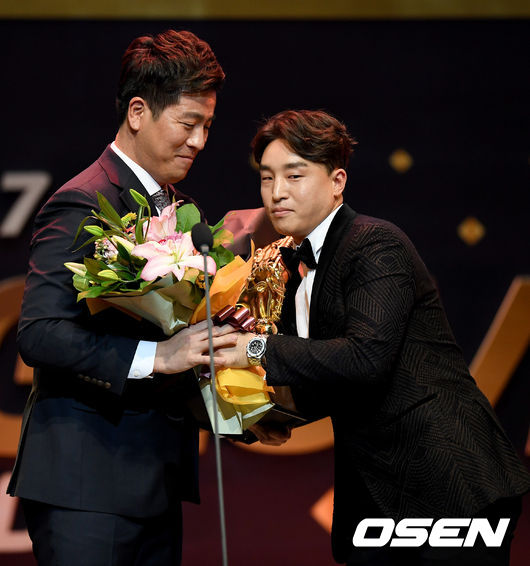 강민호가 포수 골든글러브를 수상한 뒤 손아섭의 축하를 받고 있다. /OSEN DB