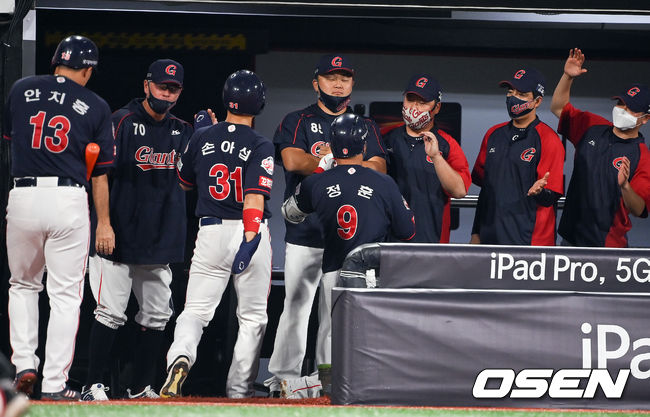 롯데 래리 서튼 감독이 덕아웃에서 손아섭, 정훈을 환영하고 있다.   2021.09.16 /OSEN DB