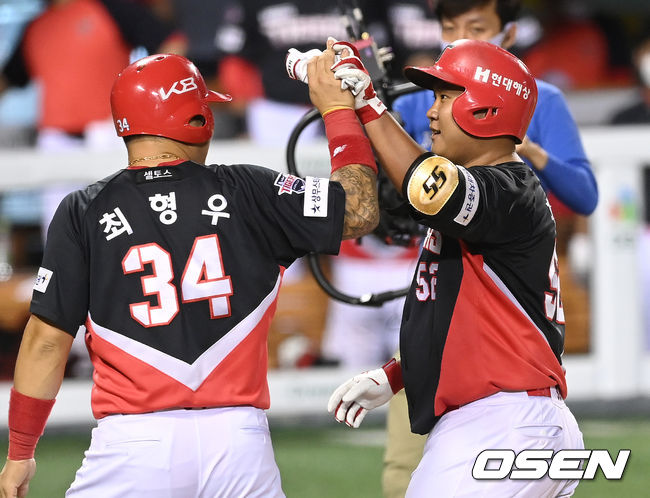 황대인이 잠실에서 투런홈런을 날리고 최형우의 축하를 받고 있다./OSEN DB