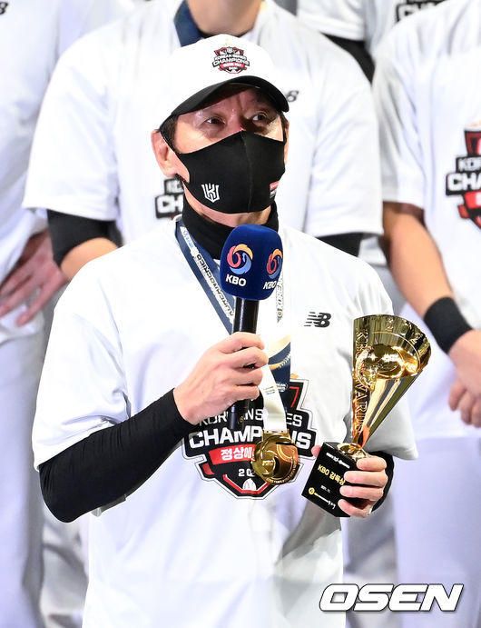 KT 이강철 감독이 감독상을 수상하며 팬들에게 감사의 인사를 전하고 있다. 2021.11.18 /jpnews@osen.co.kr