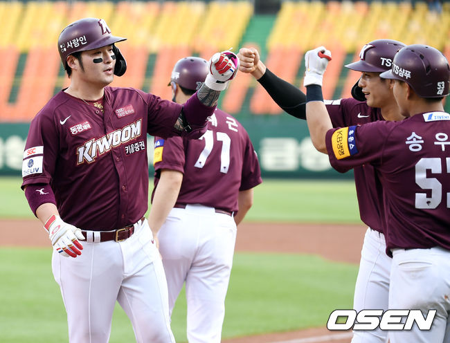키움 박병호가 선취 좌월 투런포를 때려낸 뒤 이정후와 기뻐하고 있다. 2021.06.09 /OSEN DB