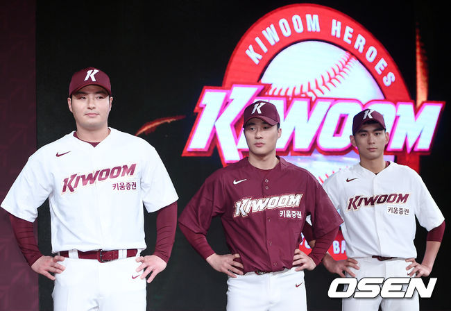 박병호, 김하성, 이정후가 포토타임을 갖고 있다. /pjmpp@osen.co.kr