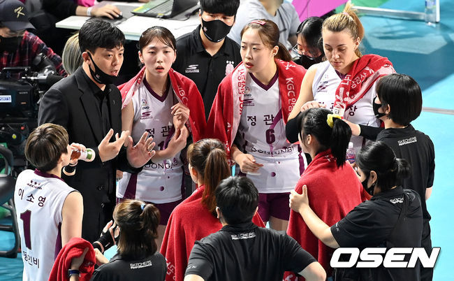 KGC인삼공사 이영택 감독이 선수들과 작전타임을 갖고 있다. 2021.12.21 /OSEN DB