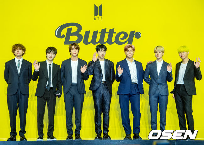 21일 오후 서울 송파구 올림픽공원 올림픽홀에서 방탄소년단(BTS)의 새 디지털 싱글 'Butter' 발매 기념 글로벌 기자간담회 포토타임이 진행됐다.<br /><br />그룹 방탄소년단(RM, 진, 슈가, 제이홉, 지민, 뷔, 정국)의 새 싱글 'Butter'는 오늘(21일) 오후 1시(한국시각)에 전 세계 동시에 발매된다. <br /><br />방탄소년단의 새 디지털 싱글 'Butter'는 마음을 흔드는 방탄소년단의 귀여운 고백을 담은 청량하고 중독성 강한 댄스 팝 장르의 서머송이다. 버터처럼 부드럽게 스며드는 방탄소년단의 독보적인 매력을 느낄 수 있는 곡으로 방탄소년단만의 음악적 스타일을 더한 것으로 알려져 기대를 모으고 있다.<br /><br />방탄소년단(BTS) 멤버들이 무대 위에서 포토타임을 갖고 있다./ rumi@osen.co.kr<br />