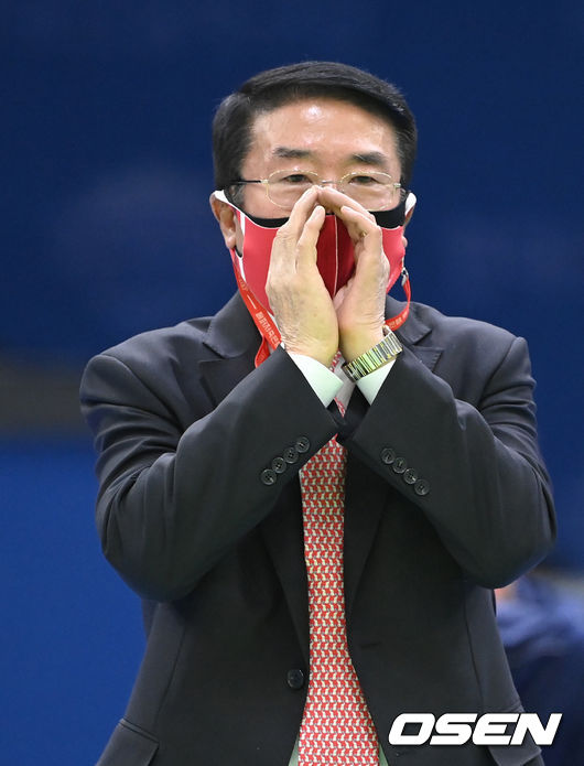 2세트 페퍼저축은행 김형실 감독이 선수들에게 작전 지시를 하고 있다. 2012.12.22 / soul1014@osen.co.kr